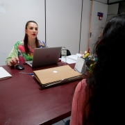 Foto da defensora pública Cintia Missel durante atendimento.