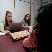 Foto das defensoras públicas Cintia Missel e Liseane Hartmann durante atendimento. 