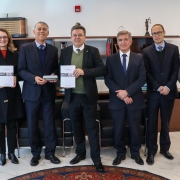 O compilado reúne a Constituição Federal, o Código de Processo Civil e Penal, Lei Maria da Penha, Código Eleitoral, entre outros