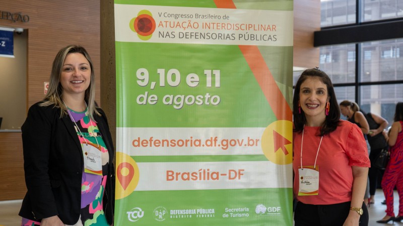 Foto da psicóloga Letícia Souza Mello e a assistente social Thais Dalla Rosa.