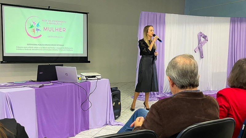 Defensora pública Bruna Brum Betiollo palestra sobre enfrentamento à violência contra a mulher