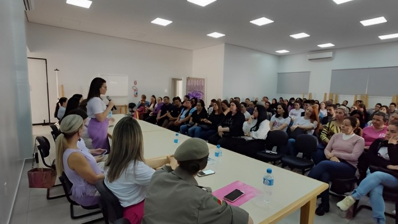 Foto da roda de conversa referente ao Agosto Lilás.