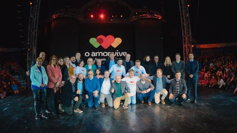 Foto colorida do embaixador da iniciativa, integrantes do Estado, defensor público-geral e profissionais da saúde referente à campanha O Amor Vive