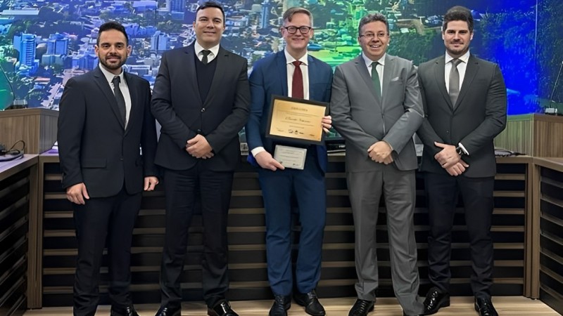 Foto do defensor público Elizandro Todeschini com o título "Cidadão Marauense" 