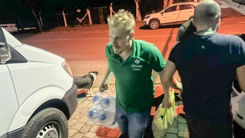 Foto de doações sendo transportadas