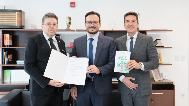 Foto do defensor público-geral, Antonio Flávio de Oliveira, do diretor executivo do IBDFAM/RS, Conrado Paulino da Rosa e do defensor público-assessor de Gabinete, Gustavo Brunet de Souza.
