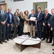 A LOA compreende as receitas e despesas da administração direta e indireta do Estado