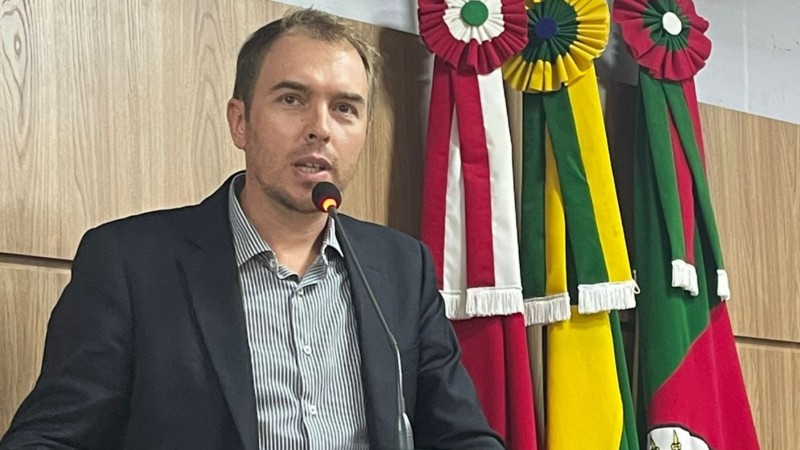 O defensor público Rodrigo Noschang em audiência pública na Câmara Municipal de Torres