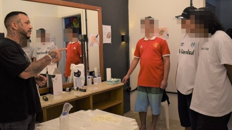 Marlon Oliveira e os adolescentes durante curso na CSE