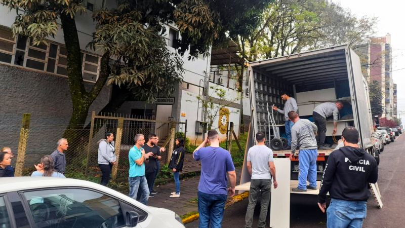 Nesta terça-feira (17), foram doadas mesas, cadeiras, armários, ente outros itens, para Delegacias da cidade de Lajeado.