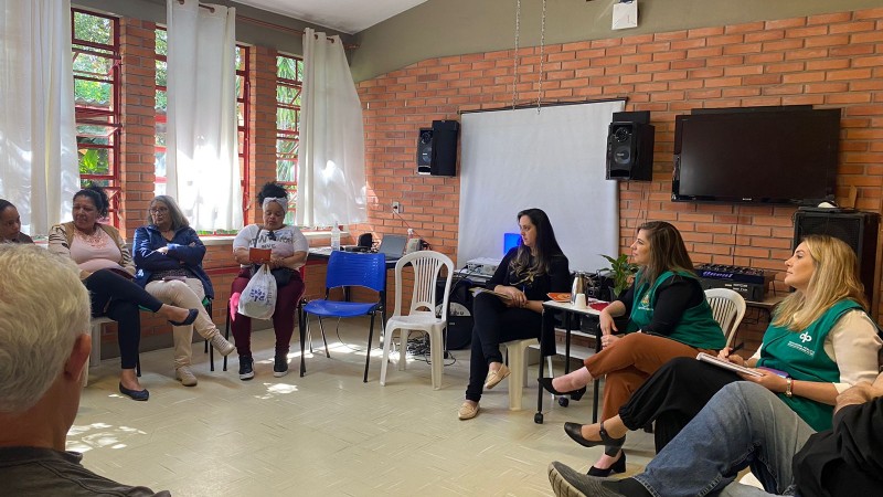 Foto das defensoras públicas durante a roda de conversa com pais de alunos com deficiência