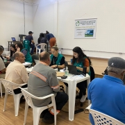 O REURB compatibiliza os registros imobiliários com a realidade de sua ocupação, regularizando a situação dos moradores.