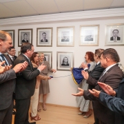 Subdefensora pública-geral prestigia descerramento da fotografia da desembargadora Vanderlei em galeria do TJRS