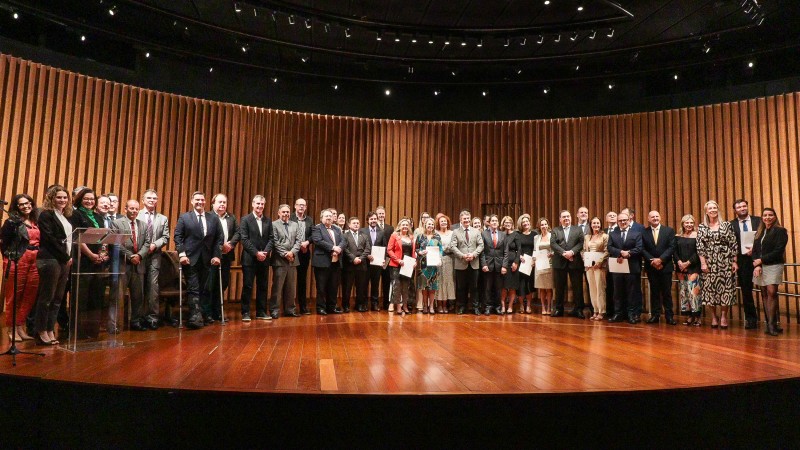 Subdefensora pública-geral acompanha cerimônia de oficialização da elevação de 26 comarcas pelo TJRS