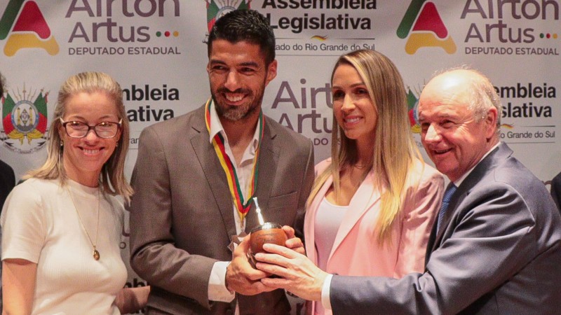 A homenagem foi proposta pelos deputados Airton Artus e Gilmar Sossela.