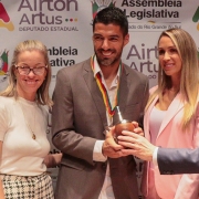 A homenagem foi proposta pelos deputados Airton Artus e Gilmar Sossela.