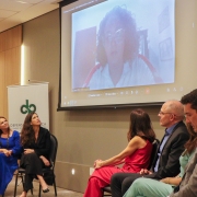A diretora-geral da FBAC, Tatiana Faria, palestrando por videoconferência.