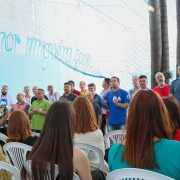 visitantes observam a apresentação