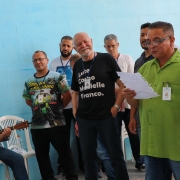 Um dos recuperandos declama poesia durante o encontro.