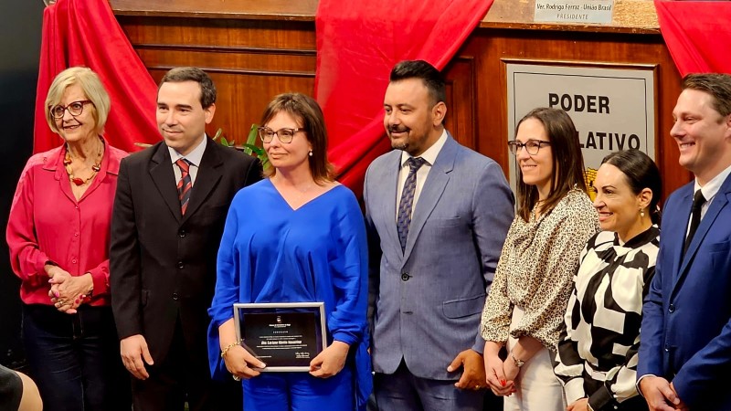 Foto da defensora pública durante a homenagem.