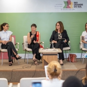 A DPE também patrocinou os honorários dos intérpretes e as traduções dos guias