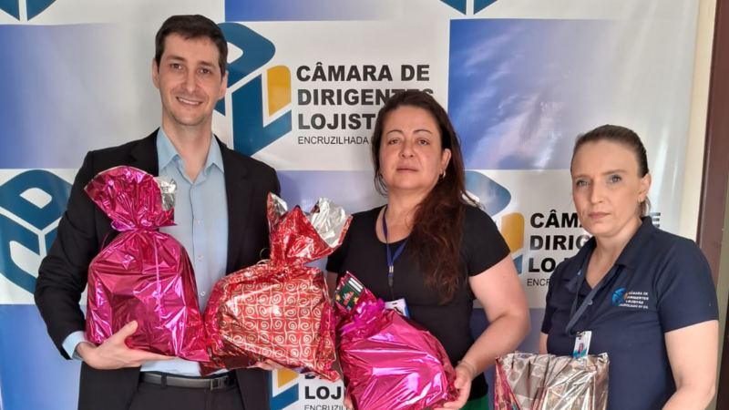 Foto do defensor público e as representantes da prefeitura de Encruzilhada do Sul e da CDL com os presentes