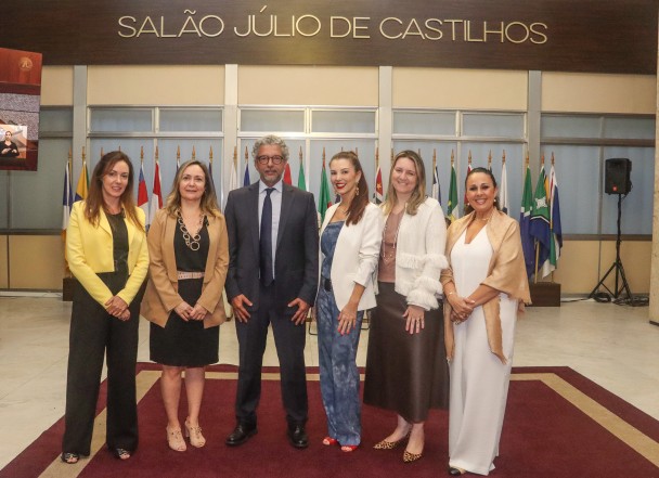 Defensoras Liseane, Melissa, Cintia, Caroline e Liliane com o deputado Frederico Antunes, relator do PL.