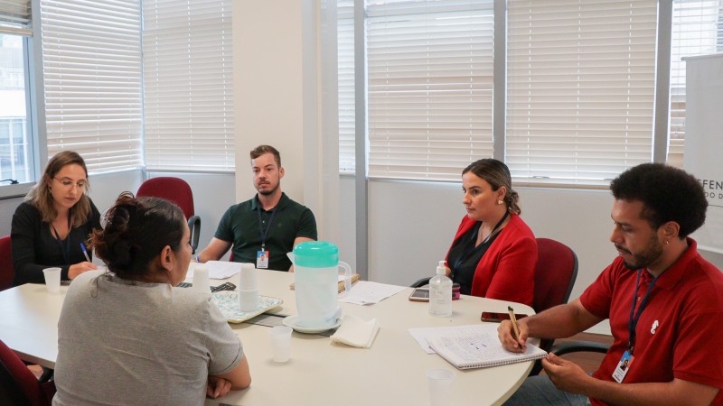 O projeto conta com verba da SENAPPEN e tem como objetivo fortalecer a atuação da Defensoria Pública no sistema penitenciário, garantindo o amplo atendimento jurídico e psicossocial de todas as mulheres e público LGBTQIA+ privados de liberdade no Estado e propiciando a manutenção dos vínculos familiares.