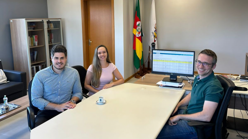 Foto dos defensores públicos e do juiz durante a visita institucional.