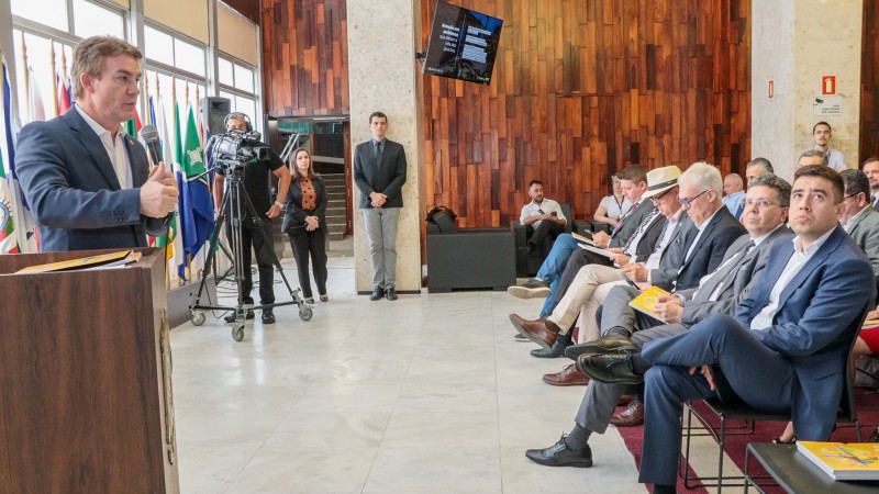 Foto do defensor público-geral durante a apresentação do Balanço da Gestão de 2023 da ALRS.