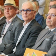 Foto do defensor público-geral e outras autoridades durante a apresentação do Balanço da Gestão de 2023 da ALRS.