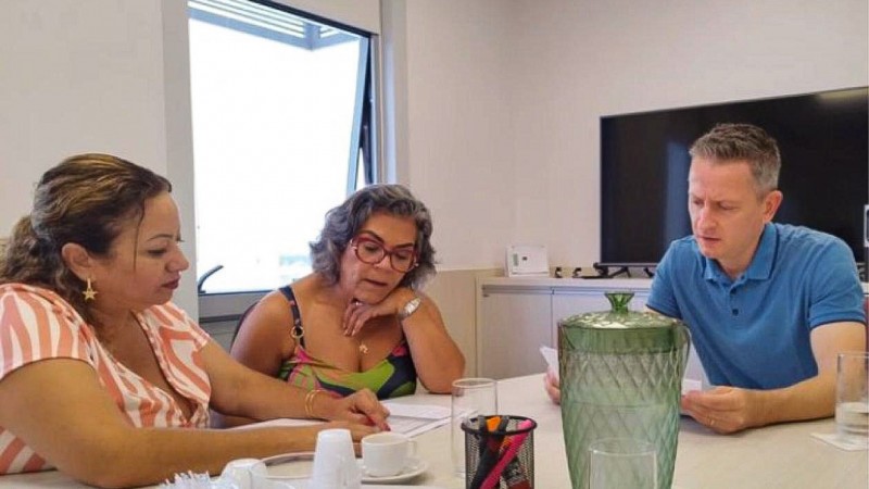 A vereadora Giovana Thiago e a deputada estadual Stela Farias participaram do encontro e trouxeram a demanda a Magagnin.