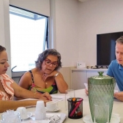 A vereadora Giovana Thiago e a deputada estadual Stela Farias participaram do encontro e trouxeram a demanda a Magagnin.