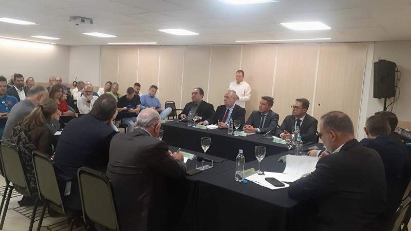 Foto dos secretários municipais, prefeitos e do defensor público-assessor de gabinete no encontro.