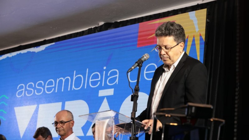 Foto do defensor público-geral na Assembleia de Verão 2024.