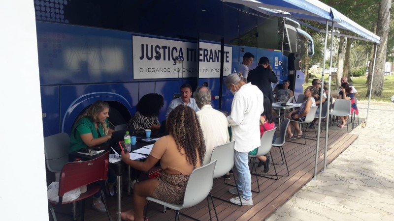 Foto da Defensoria Itinerante em atendimento no Projeto Justiça Itinerante, no bairro Belém Novo.