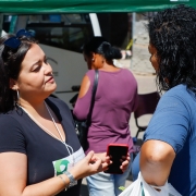 servidora dá orientações para mulher