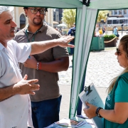 homem com roupa de açogueiro conversa com servidora