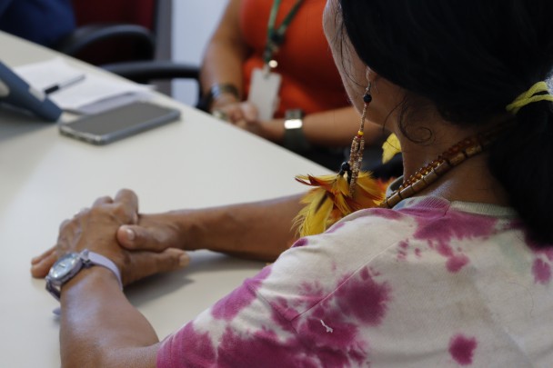 Foto da cacica da comunidade Charrua durante a reunião.