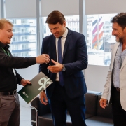 Julio (esq) entrega as chaves para o deputado Marcus Vinícius.