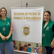 As servidoras, Thais Dalla Rosa e Leticia Souza Mello, estiveram presentes realizando atendimentos e orientando o público..