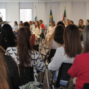 Foto de defensoras, servidoras e estagiárias durante a palestra.