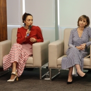 A médica ginecologista Mariana Mendes e a psicóloga Débora Farinati durante a palestra.