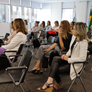 Foto do público interno da DPE/RS durante o evento.