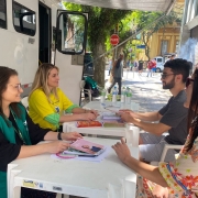 Defensora e servidora atendem ao público.