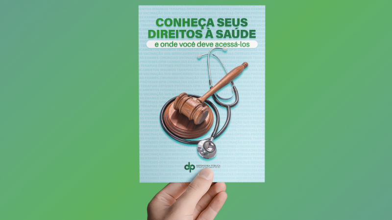 Mão segura a cartilha “Conheça seus direitos à saúde e onde você deve acessá-los”