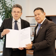 foto posada do defensor geral e do senador, segurando o ofício com a doação da verba