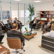 imagem da sala do gabinete do defensor geral, onde todos os participantes estão reunidos e sentados em um círculo