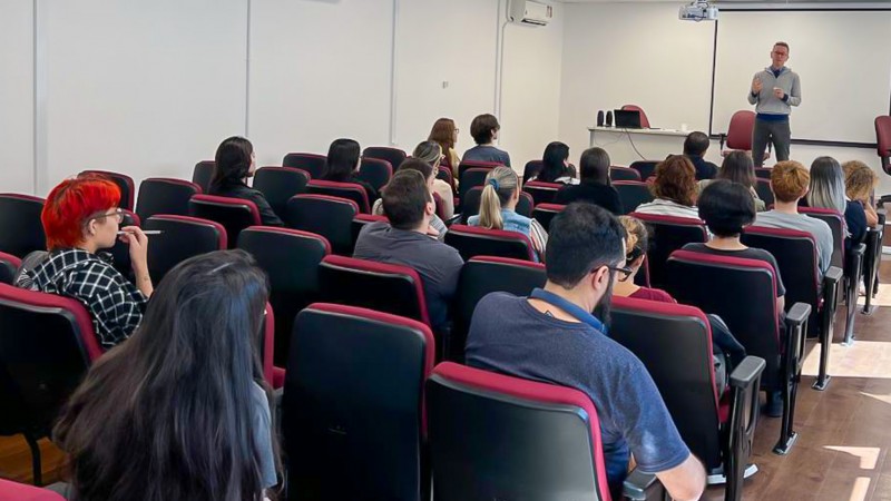 Foto do dirigente do NUDECONTU em reunião com os 16 estudantes.