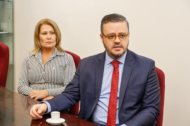 Leonardo de Camargo Subtil, professor no programa de pós-graduação em Direito da UCS, e Lídia Menegotto, defensora pública